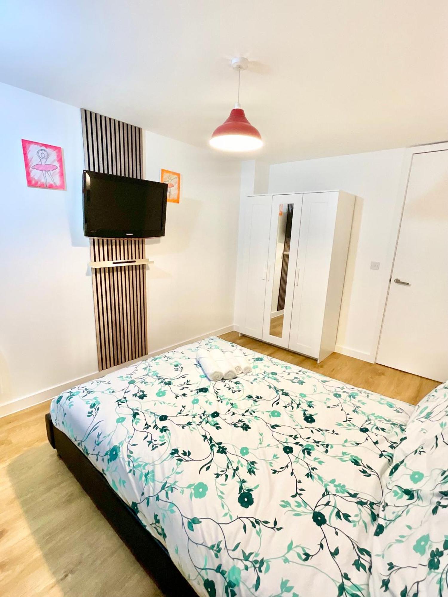 Private Garden Apartment With Geodome Manchester Ngoại thất bức ảnh